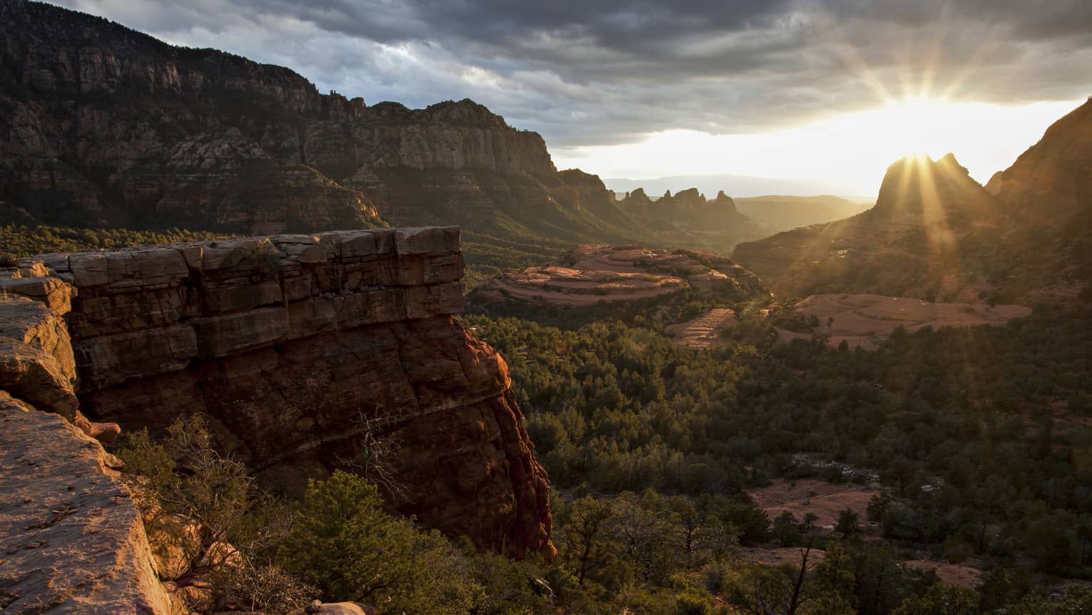 Sunrise over Grand Canyon cliffs