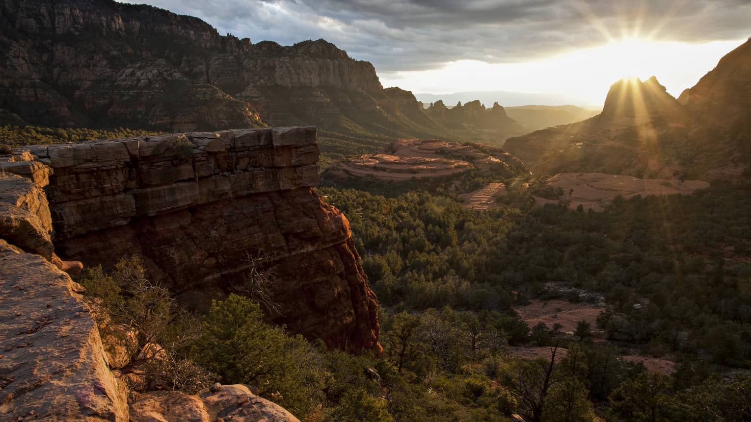 Sunrise over Grand Canyon cliffs