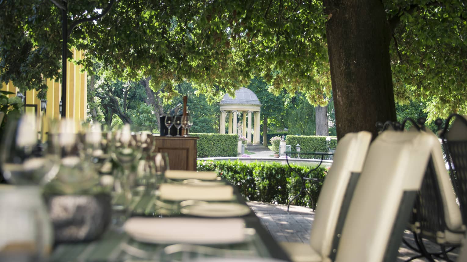 Long outdoor dining table at Al Fresco Trattoria, Pizzeria & Barbecue