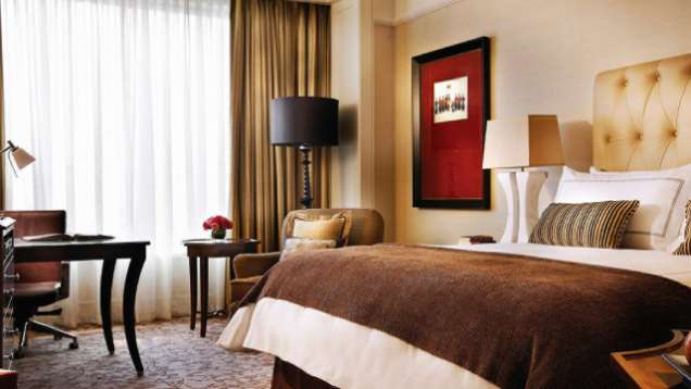 Номера Deluxe в Four Seasons Hotel Singapore — идеальный выбор для свадебного или романтического путешествия в Сингапур.
